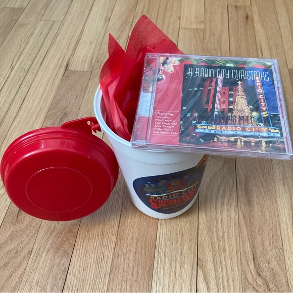 Vintage Radio City Bundle: NEW SEALED Music CD, A Radio City Christmas +bucket - Picture 5 of 8
